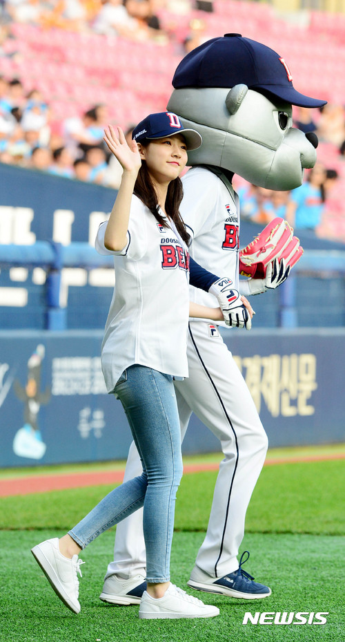 【서울=뉴시스】박주성 기자 = 23일 오후 서울 잠실야구장에서 열린 2017 KBO 리그 롯데 자이언츠 대 두산 베어스 경기 전 배우 김새론이 시구를 위해 마운드로 오르고 있다. 2017.06.23. park7691@newsis.com