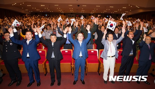 【구미=뉴시스】박홍식 기자 = 남유진 경북 구미시장이 23일 구미문화예술회관에서 열린 '6.25전쟁 67주년 호국보훈 기념식'에서 만세삼창을 하고 있다. 2017.06.24 (사진=구미시 제공)  <a href="mailto:photo@newsis.com">photo@newsis.com</a>