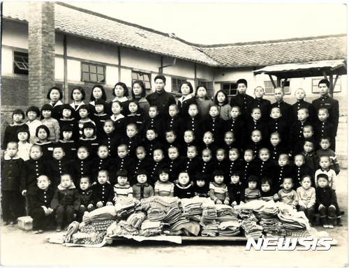 【서울=뉴시스】 순창 애육원 단체 사진. 보급품으로 보이는 옷가지들이 앞에 쌓여 있다. (사진 = 한국컴패션 제공) 2017.06.25. photo@newsis.com