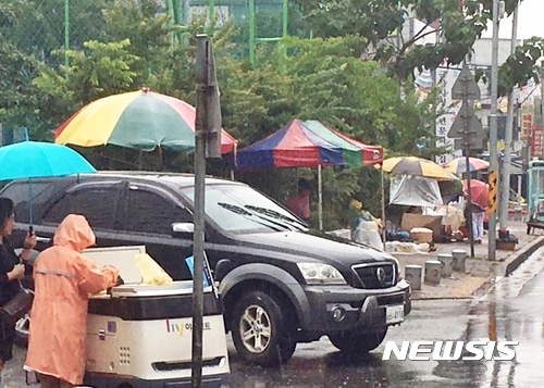 【군산=뉴시스】고석중 기자 = 주말인 24일 오후 긴 가뭄 끝에 단비가 내리고 있는 전북 군산시 조촌동 세경아파트 도로변이 우산을 받쳐 든 시민들로 분주하다. 2017.06.24.k9900@newsis.com