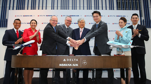 【서울=뉴시스】 대한항공은 23일 오전(현지시간) 美 L.A.에 위치한 윌셔 그랜드 센터에서 양사 최고경영진이 참석한 가운데, 델타항공과의 태평양 노선 조인트 벤처(Joint Venture) 운영을 통한 양사간 협력 강화 내용을 담은 협정을 체결했다.&nbsp;&nbsp; 조원태(오른쪽 세번째부터) 대한항공 사장, 조양호 한진그룹 회장, 에드 바스티안(Ed Bastian) 델타항공 최고경영자, 스티브 시어(Steve Sear) 델타항공 국제선 사장 및 글로벌 세일즈 전무가 협정서에 서명 후 기념촬영을 하고 있다. 2017.06.24. (사진=한진그룹 제공) photo@newsis.com