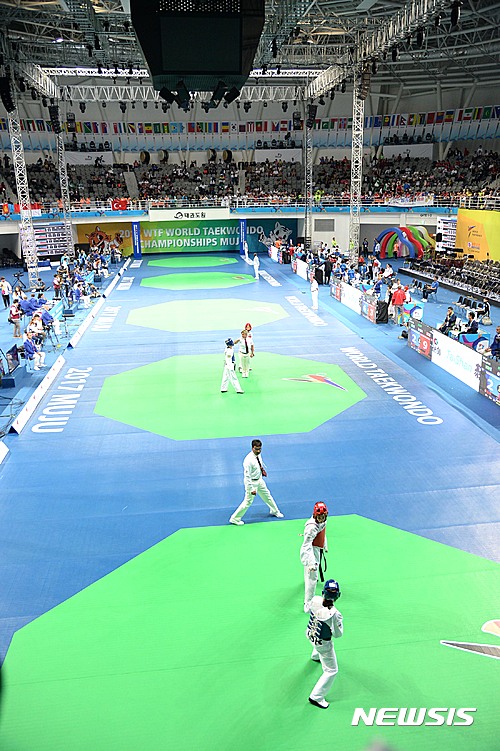 【무주=뉴시스】신동석 기자 = 24일 '2017 무주 WTF 세계태권도선수권대회'가 전북 무주 태권도원에서 개막한 가운데 각 국의 선수들이 선의의 경쟁을 펼치고 있다. 2017.06.24&nbsp; sds4968@newsis.com