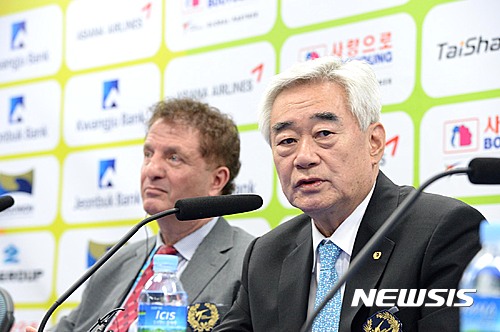 【무주=뉴시스】신동석 기자 = 24일 '2017 무주 WTF 세계태권도선수권대회'가 전북 무주 태권도원에서 개막한 가운데 조정원 세계태권도연맹 총재가 대회 관련 이야기를 하고 있다. 2017.06.24 sds4968@newsis.com