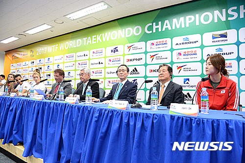 【무주=뉴시스】신동석 기자 = 24일 '2017 무주 WTF 세계태권도선수권대회'가 전북 무주 태권도원에서 개막한 가운데 개막식에 앞서 대회 관련 기자회견이 열리고 있다. 2017.06.24&nbsp; sds4968@newsis.com