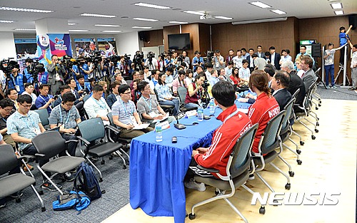 【무주=뉴시스】신동석 기자 = 24일 '2017 무주 WTF 세계태권도선수권대회'가 전북 무주 태권도원에서 개막한 가운데 대회 관련 기자회견장의 취재열기가 뜨겁다. 2017.06.24&nbsp;&nbsp; sds4968@newsis.com