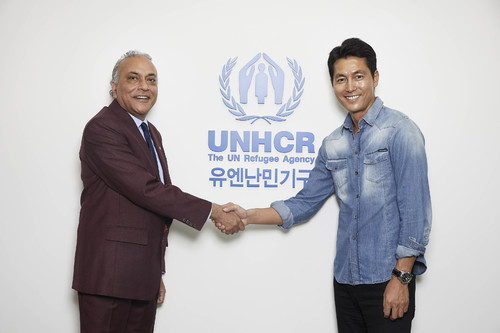 【서울=뉴시스】추상철 기자 =유엔난민기구 친선대사 배우 정우성(오른쪽)이 24일 서울 중구 유엔난민기구(UNHCR) 한국대표부 사무실에서 인터뷰에 앞서 나비드 사이드 후세인 유엔난민기구 대표와 인사를 나누고 있다. 정우성은 인터뷰를 통해 "한국사회가 난민 문제에 대해 더 깊은 관심을 가질 것"을 촉구했다. 2017.06.24. (사진 = 유엔난민기구 제공) photo@newsis.com