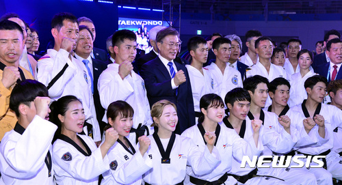 【무주=뉴시스】전진환 기자 = 문재인 대통령이 24일 오후 전북 무주군 태권도원 T1경기장에서 열린 '2017 무주 WTF 세계태권도선수권대회' 개막식에 참석해 한국-북한 태권도시범단과 기념촬영을 하며 파이팅을 외치고 있다. 2017.06.24. amin2@newsis.com