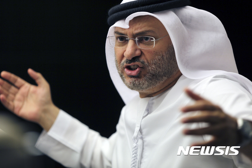 【두바이(아랍에미리트)=AP/뉴시스】안와르 알-가르가시 아랍에미리트(UAE) 외무장관이 지난달 24일 UAE 두바이에서 기자회견을 하고 있다. 가르가시 장관은 26일(현지시간) 카타르와 외교관계를 단절한 4개국(사우디아라비아, UAE, 이집트, 바레인)은 이제 카타르 없이 나아가야 하며 새로운 지역 관계를 추구해야 한다고 말했다. 2017.7.27