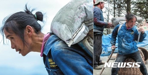 【서울=뉴시스】중국에서 40대 여성이 아들 학비를 모으기 위해 하루에 높은 산을 10번 오르내리며 약 1톤의 석재를 메여 나르는 것으로 알려져 감동을 전하고 있다. 최근 중국 칭녠바오 등은 쓰촨성 어메이현에 있는 해발 약 3000m의 어메이산에서 석재 등 건축자재를 어깨로 메어서 산꼭대기로 운반하는 여성 인부 덩수팡(42)의 사연을 소개했다. 덩씨가 석재를 메고 산에 오르는 모습.