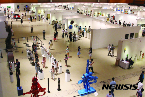 【서울=뉴시스】조각, 유리, 설치, 미디어아트를 한자리에 선보이는 '조형 아트서울'이 지난해 성황리에 개최된 후 올해도 28일부터 서울 삼성동 코엑스 D1,D2홀에서 열린다. 