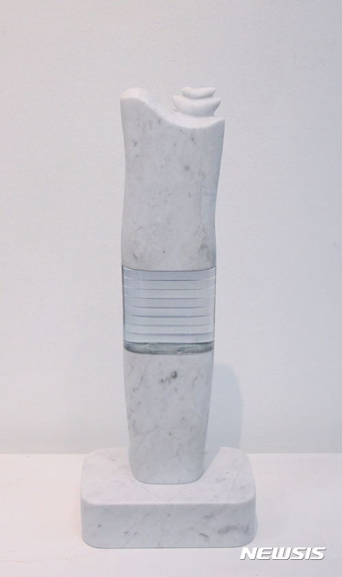 【서울=뉴시스】 '둥지'(Nest)조각가 신재환은 이번 조형아트서울에서 처음으로 대리석과 유리가 결합된 작품을 선보인다.