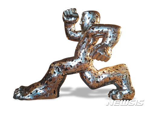 【서울=뉴시스】김성복_바람이 불어도 가야한다_스테인레스스틸_2500x5000x2500mm_2017