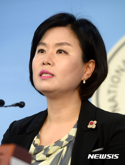 【서울=뉴시스】이영환 기자 = 국민의당 김유정 대변인이 25일 오전 서울 여의도 국회 정론관에서 김상곤 사회부총리 겸 교육부 장관, 송영무 국방부 장관, 조대엽 고용노동부 장관 후보자 인사를 비판하는 기자회견을 하고 있다. 2017.06.25. 20hwan@newsis.com