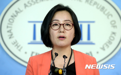【서울=뉴시스】이영환 기자 = 더불어민주당 제윤경 원내대변인이 25일 오후 서울 여의도 국회 정론관에서 인사청문회 등 현안 관련 브리핑을 하고 있다. 2017.06.25. 20hwan@newsis.com