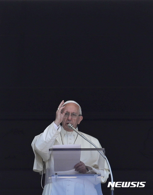 프란치스코 교황이&nbsp; 바티칸 성 베드로 광장에서 삼종 기도를 하면서 신도들을 축복하고 있다. 