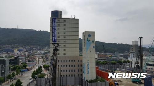 【청주=뉴시스】김재광 기자 = 26일 충북 청주시 대우타워 아파트에 49층 초고층 아파트 공사로 발생한 소음 등 대책 마련을 촉구하는 플래카드가 붙어있다. 2017.06.26. <a href="mailto:kipoi@newsis.com">kipoi@newsis.com</a>