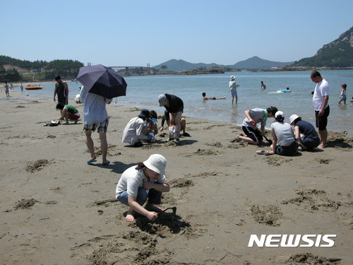  【군산=뉴시스】고석중 기자 = 전북 고군산군도에 자리한 선유도해수욕장이 다음달 1일 개장해 8월15일까지 46일간 운영될 예정이다. 사진은 지난해 해수욕장 운영기간 갯벌 체험장 전경, 2017.06.26. (사진= 군산시 제공) photo@newsis.com