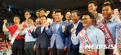【대전=뉴시스】조명휘 기자 = 26일 오후 대전 한밭체육관에서 열린 자유한국당 대표 및 최고위원 선출을 위한 제2차 전당대회 충청권 합동연설회에 참석한 후보들이 승리를 다짐하고 있다. 2017.06.26. photo@newsis.com