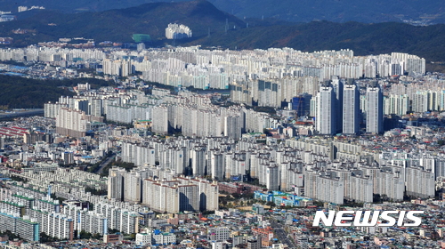 【대구=뉴시스】민경석 기자 = 내년 개청 30년을 맞는 대구 달서구에 사람과 기업이 몰려 들면서 대구 경제 발전 축이 서쪽으로 중심이동하고 있다. 사진은 달서구의 전경이다. 2017.06.26. (사진=달서구 제공)photo@newsis.com