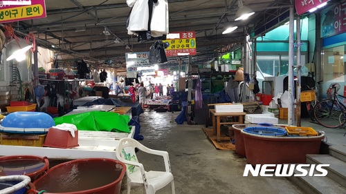 【창원=뉴시스】 홍정명 기자 = 26일 경남 창원시 진해구 용원동 ‘용원수산물재래시장’ 내부. 가운데가 폭 6~7m 도로가 있던 곳인데 시장 상인들이 상가 건물 벽을 따라 지붕을 만들어 영업을 하면서 도로 기능이 상실됐다.2017.06.26.&nbsp; hjm@newsis.com 