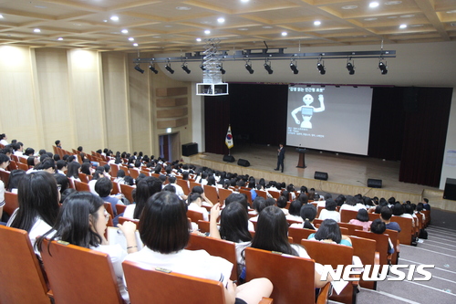 【대구=뉴시스】정창오 기자 = 26일 경북 영천 ‘완산지구 2차 미소지움 프리미엄’이 운영하는 영천교육문화센터에서 영천여중 학생을 대상으로 서울 강남의 최고 교육전문가인 고봉익 티엠디교육그룹 대표가 ‘진로를 통한 진학설계’라는 주제로 특강을 하고 있다. 2017.06.26. <a href="mailto:jco@newsis.com">jco@newsis.com</a>