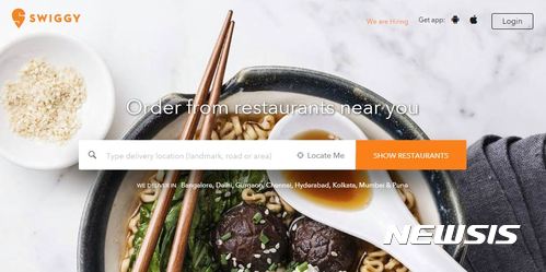 【서울=뉴시스】 인도의 온라인 음식 배달 서비스 시장이 커지고 있다. 리서치회사 레드시어에 따르면 인도의 온라인 음식 배달 시장은 2015년에 비해 지난해 150% 성장했으며, 지난해 총거래액(GMV)은 3억달러로 추정된다. (사진 = 스위기 홈페이지 캡쳐) 2017.06.26 