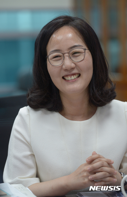 【서울=뉴시스】조수정 기자 = 김현아 자유한국당 의원이 서울 여의도 국회의원회관 집무실에서 뉴시스와 인터뷰 하고 있다.&nbsp;&nbsp; chocrystal@newsis.com