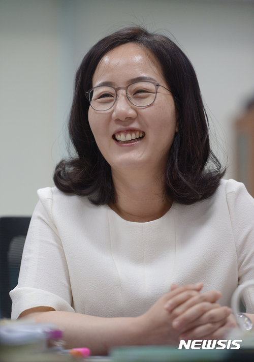 【서울=뉴시스】조수정 기자 = 김현아 자유한국당 의원이 서울 여의도 국회에서 뉴시스와 인터뷰 하고 있다.&nbsp;&nbsp; chocrystal@newsis.com