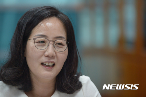 【서울=뉴시스】조수정 기자 = 김현아 자유한국당 의원이 서울 여의도 국회에서 뉴시스와 인터뷰 하고 있다.&nbsp;&nbsp; chocrystal@newsis.com
