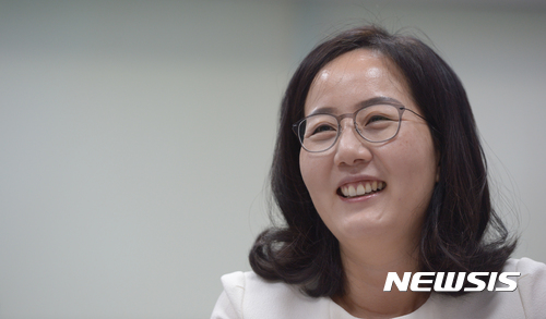 【서울=뉴시스】조수정 기자 = 김현아 자유한국당 의원이 서울 여의도 국회에서 뉴시스와 인터뷰 하고 있다.&nbsp;&nbsp; chocrystal@newsis.com