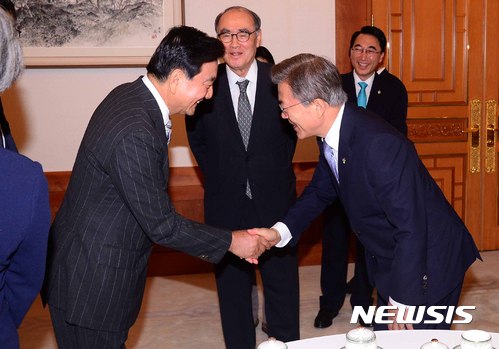 【서울=뉴시스】전신 기자 = 문재인 대통령이 26일 청와대 본관에서 열린 전직 주미대사 초청 간담회 전 홍석현 전 주미대사와 인사하고 있다. 2017.06.26. photo1006@newsis.com