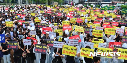 【서울=뉴시스】고승민 기자 = 자율형사립고등학교 학부모연합회가 지난해 6월26일 오전 서울 종로구 보신각 앞에서 집회를 열고 자사고 폐지 반대를 촉구하고 있다. 2017.06.26. kkssmm99@newsis.com