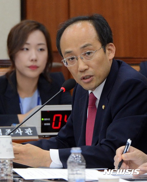 【서울=뉴시스】홍효식 기자 = 추경호(대구 달성군) 의원이 19일 오전 대구교육청에서 주최한 ‘대구지역 국회의원 초청 교육정책 간담회'에 참석해 달성군 교육 발전 방안을 우동기 교육감에게 건의했다. 사진은 추 의원이 지난달 26일 국회 기획재정위원회에서 열린 한승희 국세청장 후보자의 인사청문회에서 질의하는 모습이다. 2017.07.19. yesphoto@newsis.com