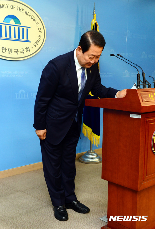 【서울=뉴시스】박영태 기자 = 박주선 국민의당 비대위원장이 26일 오후 서울 영등포구 여의도 국회 정론관에서 지난 대선기간동안 문재인 대통령의 아들 문준용 씨에 대한 고용정보원 입사와 관련하여 의혹 제보가 조작되었다고 대국민 사과 기자회견을 하고 있다. 2017.06.26.since1999@newsis.com