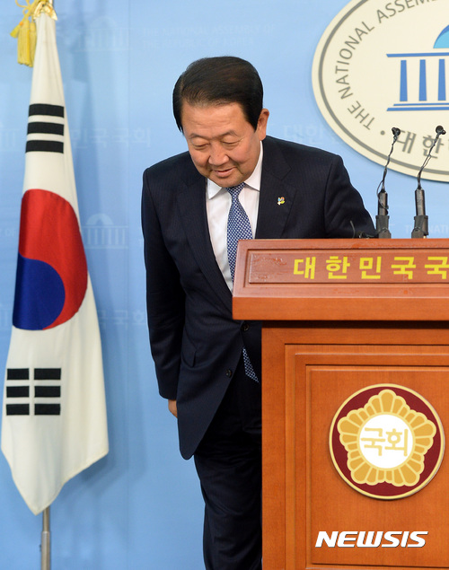 【서울=뉴시스】박영태 기자 = 박주선 국민의당 비대위원장이 26일 오후 서울 영등포구 여의도 국회 정론관에서 지난 대선기간동안 문재인 대통령의 아들 문준용 씨에 대한 고용정보원 입사와 관련하여 의혹 제보가 조작되었다고 대국민 사과 기자회견을 하고 있다. 2017.06.26. since1999@newsis.com