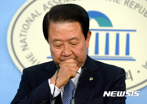 【서울=뉴시스】박영태 기자 = 박주선 국민의당 비대위원장이 26일 오후 서울 영등포구 여의도 국회 정론관에서 지난 대선기간동안 문재인 대통령의 아들 문준용 씨에 대한 고용정보원 입사와 관련하여 의혹 제보가 조작되었다고 대국민 사과 기자회견을 하고 있다. 2017.06.26.since1999@newsis.com