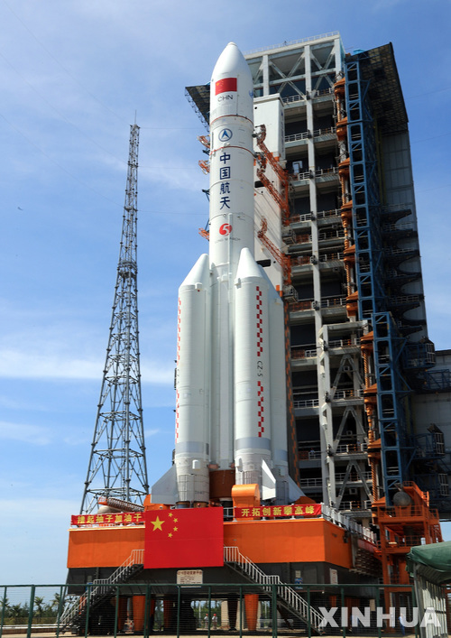 【원창=신화/뉴시스】중국 우주항공 당국은 대형 운반로켓 창정-5호 야오-2 로켓이 2일 오후 하이난(海南)성 원창(文昌)위성발사센터에서 발사된다고 밝혔다. 지난 6월26일 원창발사센터 거치대에 세워진 로켓의 모습. 2017.07.02