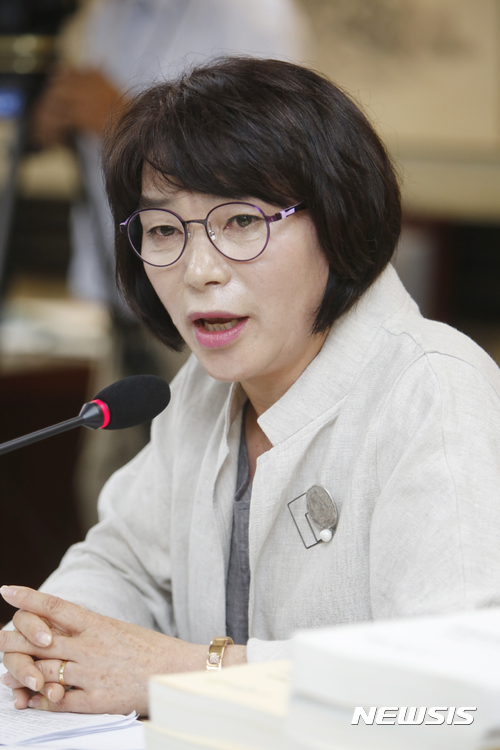 【제주=뉴시스】27일 오전 제352회 제주도의회 예산결산특별위원회 제4차 회의에서 현정화 의원이 서귀포 중문관광단지 내 부영호텔 신축부지에 대해 토지이용계획을 전면 재검토해야 한다고 지적했다. 2017.06.27. (사진=제주특별자치도의회 제공)photo@newsis.com