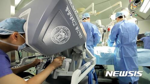 【대구=뉴시스】 김덕용 기자 = 계명대 동산병원 대장암팀이 단일공 로봇을 이용해 대장암을 수술하고 있다. 2017. 06. 27.&nbsp; (사진=계명대 동산병원 제공)&nbsp; <a href="mailto:photo@newsis.com">photo@newsis.com</a>