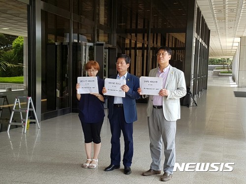 민주언론시민연합 김언경(왼쪽부터) 사무처장과 전국언론노동조합 김환균 위원장, 전국언론노동조합 성재호 KBS본부장이 27일 2011년 불거진 민주당 도청 및 녹취록 유출 의혹 재수사 촉구를 위한 고발장을 서울중앙지검에 제출하기에 앞서 고발 내용을 설명하고 있다. <사진 = 김승모 기자>