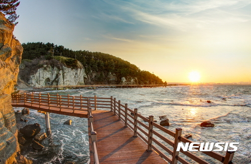 【포항=뉴시스】강진구 기자 = 경북 포항시(시장 이강덕)는 오는 7월 중 청림에서 호미곶광장까지 호미반도 해안둘레길 25㎞구간을 개통한다고 27일 밝혔다.사진은 호미반도 해안둘레길 하선대 전경.2017.06.27.(사진=포항시 제공) photo@newsis.com