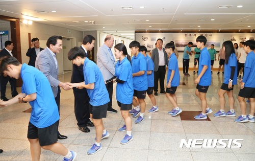 【충주=뉴시스】강신욱 기자 = 27일 오후 충북 충주시청에서 호주 캉가컵 국제축구대회에 출전하는 예성여중과 예성여고 선수들을 지역 기관장들이 격려하고 있다. 2017.06.27. (사진=충주시 제공) photo@newsis.com