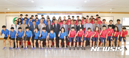 【충주=뉴시스】강신욱 기자 = 27일 오후 충북 충주시청에서 호주 캉가컵 국제축구대회에 출전하는 예성여중과 예성여고 선수, 기관장과 협회 관계자들이 선전을 다짐하고 있다. 2017.06.27. (사진=충주시 제공) photo@newsis.com