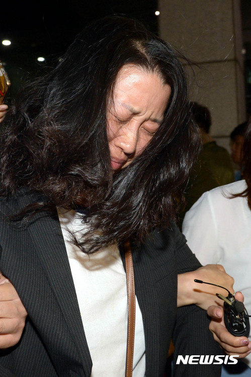 【서울=뉴시스】박주성 기자 = 지난 대선 때 문재인 대통령의 아들 문준용씨에 대한 입사특혜 의혹 관련 제보 내용을 조작한 국민의당 당원인 이유미 씨가 27일 오전 서울 양천구 서울남부지검에서 참고인 신분으로 조사를 받던 중 긴급체포되어 남부구치소로 이송되고 있다. 검찰은 이씨를 체포상태에서 추가 조사한 뒤 구속영장 청구 여부를 결정할 방침이다. 2017.06.27. park7691@newsis.com