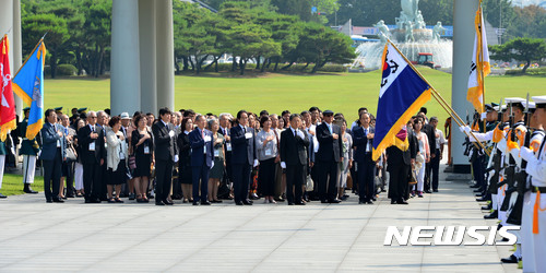 【서울=뉴시스】박진희 기자 = 고국을 방문한 해외 거주 이북도민들이 27일 오전 서울 동작구 국립현충원을 찾아 현충탑에 참배하고 있다.행정자치부 이북5도위원회가 미국, 독일 등 해외에 거주하고 있는 이북도민 159명을 국내로 초청, 4박 5일간 현충원과 청와대, 해군 제2함대, 전쟁기념관, 산업현장 등 조국의 발전된 모습과 분단현실을 돌아본다. 2017.06.27. pak7130@newsis.com