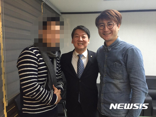 【서울=뉴시스】문재인 대통령의 아들 문준용 씨의 취업 특혜 의혹 관련된 자료를 조작에 대해 긴급 체포된 이유미씨가 조사 과정에서 지시자로 이준서 전 최고위원을 지목했다. 사진은 2016년 1월 이준서(오른쪽) 에코준 대표 등과 당시 안철수 국민의당 창당준비위원장dl 눈에 올린 기념촬영 모습. 2017.06.27.  photo@newsis.com 