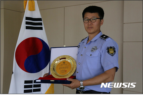 【목포=뉴시스】박상수 기자 = 26일 서울 한국프레스센터 국제회의장에서 열린 '제31회 세계마약퇴치의 날 기념식'에서 마그미상을 수상한 목포교도소 최우진 교위. 2017.06.27 (사진=목포교도소 제공) photo@newsis.com