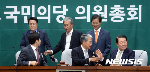 【서울=뉴시스】이영환 기자 = 27일 오후 서울 여의도 국회에서 열린 국민의당 의원총회에 참석한 박주선(앞줄 오른쪽부터) 비상대책위원장, 김동철 원내대표가 이야기를 나누던 중 이용호(왼쪽) 정책위의장이 유성엽(뒷줄 가운데) 의원, 천정배(뒷줄 오른쪽) 의원과 인사를 나누고 있다. 2017.06.27.  20hwan@newsis.com