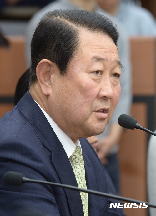 【서울=뉴시스】이영환 기자 = 27일 오후 서울 여의도 국회에서 열린 국민의당 의원총회에 참석한 박주선 비상대책위원장이 모두발언 하고 있다. 박주선 비상대책위원장은 문재인 대통령 아들 준용씨의 특혜취업 의혹 제보조작사건에 대해 거듭 사과했다. 2017.06.27.  20hwan@newsis.com