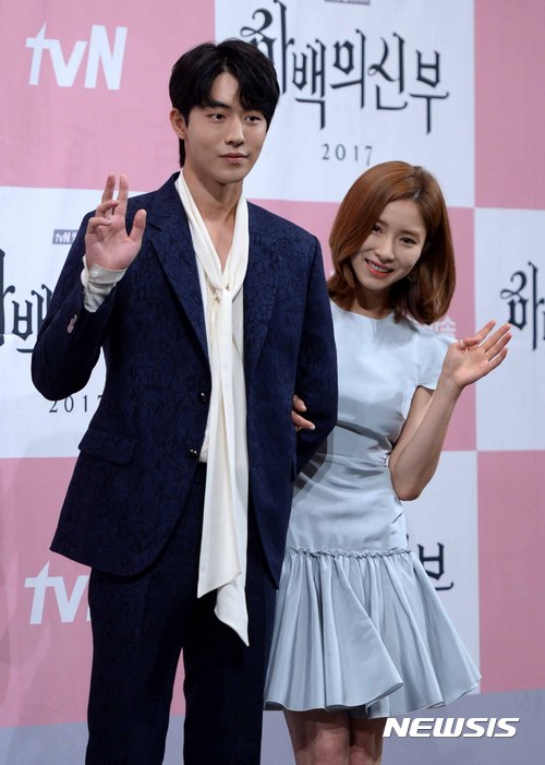 【서울=뉴시스】고범준 기자 = 배우 신세경과 남주혁이 27일 오후 서울 강남구 임피리얼 팰리스 호텔에서 열린 tvN 새 월화드라 '하백의 신부 2017' 제작발표회에서 포즈를 취하고 있다. 2017.06.27. bjko@newsis.com